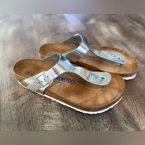 Birkenstock Gizeh Birko Flor Silver Metallic
Womens 39 US 8/8.5